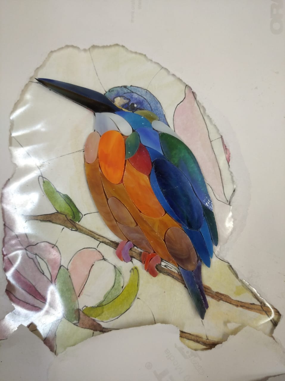 Процесс создания витража — рабочий момент в мастерской