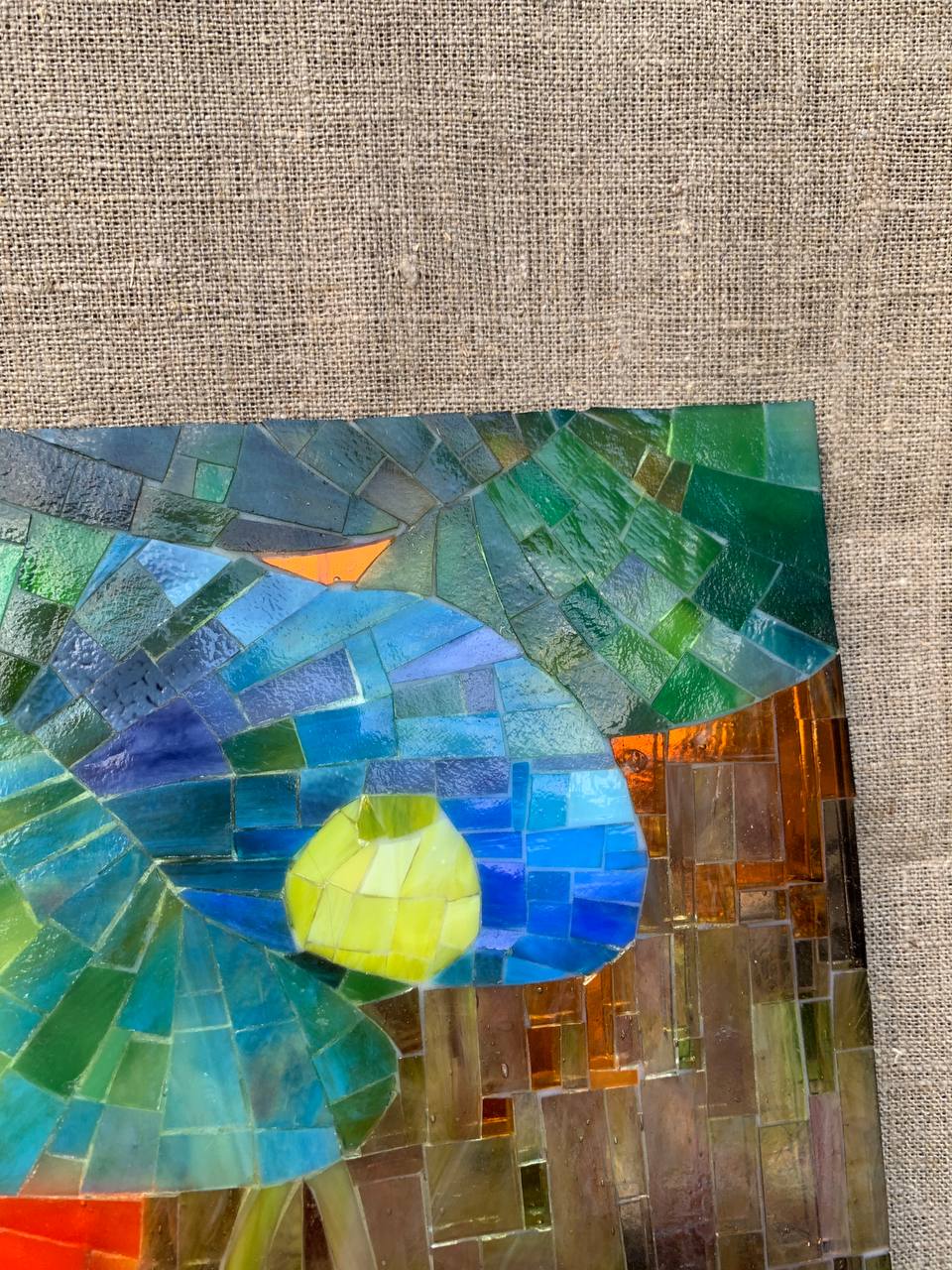 Деталь мозаичного панно — стеклянная мозаика ручной работы крупным планом