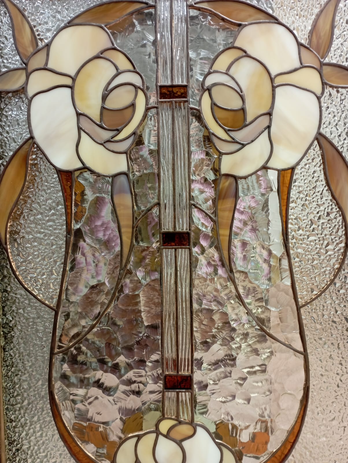 Фрагмент витража с розами — детальная проработка стекла